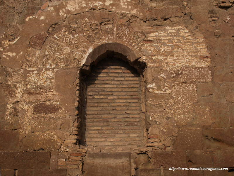 RESTO DE ANTIGUA PUERTA, EN FUNCIONES DE VENTANA.